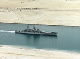 Amerikai hadihajó a Szuezi-csatornában