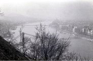 Az épülő híd 1963-ban, a Gellért-hegyről nézve (kép forrása: Wikimedia Commons)