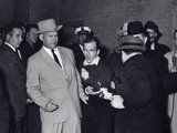 Jack Ruby lelövi Lee Harvey Oswaldot (kép forrása: bloomberg.com)