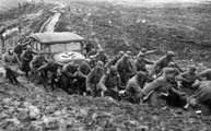 Sárba ragadt autót vontató német katonák 1941 őszén (kép forrása: keepcalmandremember.wordpress.com)
