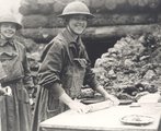 Az Üdvhadsereg női önkéntese fánkhoz való tésztát gyúr az első világháborúban (kép forrása: worldwar1centennial.org)