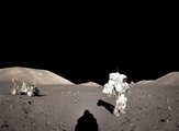 Harrison Schmitt kőzetmintákat gyűjt a Holdon (kép forrása: time.com)