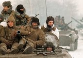 Páncélozott szállító harcjárművön utazó orosz katonák az első csecsen háborúban (kép forrása: Pinterest)