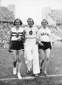 A berlini olimpiai női magasugró érmesei: a győztes Csák Ibolya (b), az ezüstérmes Dorothy Odam (j), és a harmadik helyezett Elfriede Kaun. (kép forrása: origo.hu / Bundesarchiv)