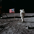 Buzz Aldrin a Hold felszínén az amerikai zászlónak tiszteleg 1969. július 21-én