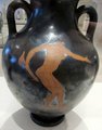 Műpéniszt használó nőt ábrázoló amfora az ókori Görögországból (kép forrása: Wikimedia Commons)