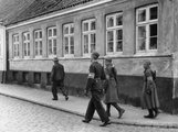 Szovjet katonák járőröznek egy, az ellenállás karszalagját viselő dán rendőrrel közösen Rønne utcáin (kép forrása: berlingske.dk)