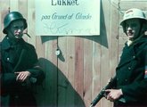 „Öröm miatt zárva” – a dán ellenállás két fegyverese egy zárva tartó üzlet előtt a felszabadulás napjaiban valahol Dániában (kép forrása: Wikimedia Commons)