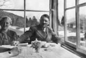 Braun és Hitler egy síüdülőben a bajorországi Garmisch-Partenkirchenben. A kép bizonyára rendkívül informális körülmények között készült, mivel Hitler igen nyíltan teszi közel kedveséhez jobb kezét (kép forrása: rarehistoricalphotos.com)