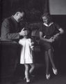 Hitler és Braun egy Ursula Schneider nevű kislánnyal egy Braun által komponált fotósorozatban(kép forrása: rarehistoricalphotos.com)