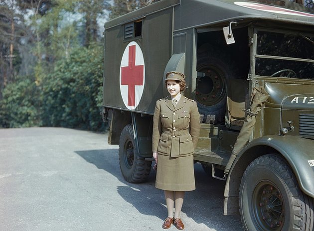 Erzsébet hercegnő az ATS egy mentőautója mellett 1945 áprilisában