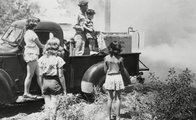 San Angelo gyermekei figyelik a DDT-s fertőtlenítést (Kép forrása: history.com)