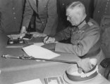 Keitel vezértábornagy aláírja a kapitulációs okmányt Berlinben
