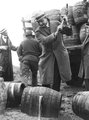 Smedley Butler amerikai hivatalnok egy csákánnyal ütött lyukat a söröshordón, amelyből a philadelphiai Schuylkill folyóba csurgott az alkohol (1924. december 1.)