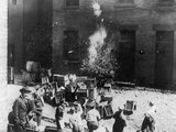 A tilalom fenntartására rendelt bostoni ügynökök a falhoz csapkodják a boros és egyéb égetett szeszes üvegeket (1921 körül)