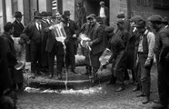 Mosolyogva öntötték az utcára az égetett szeszt New Yorkban (1920)