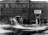 125 ezer liter bort pumpáltak Los Angeles csatornáiba 1920 februárjában