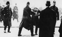 Egy rendőr a botjával megüt egy tüntetőt Glasgow-ban, 1919. január 31. (kép forrása: Getty Images)