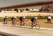 A brit csapat a pályakerékpár üldözőverseny számában. A képen látható, a hátsóhoz képest kisebb elülső kerekek használata ma már tilos (kép forrása: Wikimedia Commons)