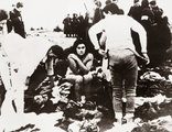 Einsatzgruppe-tagok által a kivégzésük előtt vetkőzésre parancsolt zsidók Lettországban, 1941.