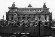 Német katonák a párizsi Place de l'Opera terén