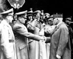 Pétain marsall Otto Abetz német nagykövettel ráz kezet a fegyverszüneti egyezményt francia részről aláíró Charles Huntziger tábornok temetésén