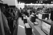 Magyarországon 1969-ben sugározták az első színes TV-adást. Televízió készülékek a Budapesti Nemzetközi Vásáron 1983-ban (Fortepan)