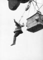Egy német megfigyelő kiugrik ballonja kosarából kezdetleges ejtőernyőjével, 1916.