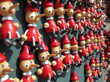 Pinokkió-figurák egy szuvenírboltban