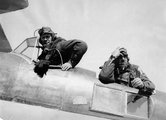 Lord Clydesdale és Stewart Blacker alezredes a felszálláshoz készülnek az indiai Purnia repülőterén
