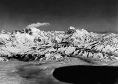 Az expedíció visszaútja közben készült fénykép, balra az Everest, jobbra a Makalu csúcsa