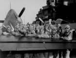 Az amerikai flotta ünneplő pilótai a Gilbert- és Marshall-szigeteki hadjárat egyik győzelme után, 1943. november. A pilóták egy Hellcat farokrészénél álltak a kamera elé a USS Lexington fedélzetén, miután egy Tarawa szigetére tartó, 20 repülőből álló japán kötelék 17 tagját megsemmisítették.