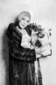 Dolores del Río, 1925 – a némafilmek mexikói sztárja a korban divatos sapkában és hosszú szőrmekabátban vészeli át a hideg telet, kezében gyönyörűen csomagolt ajándékokkal.
