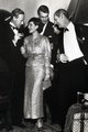 Norma Shearer, 1932 – a kanadai-amerikai színésznő tudta, hogy nem lehet hibázni egy aranyozott estélyivel egy ünnepi bulin, így Gary Cooperén is ebben jelent meg.