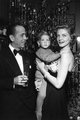 Humphrey Bogart és Lauren Bacall, 1951 – a sztárházaspár fiukkal, Stephennel 1951 szentestén. A páros a formális ünnepségből a maximumot hozta ki Bogart fekete szmokingjával és Bacall fekete pántnélküli ruhájával, amelyhez gyöngynyakláncot is felvett.