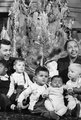 Josephine Baker, 1956 – a merész kisugárzásáról ismert díva öves ruhát visel franciaországi kastélyában, ahol 1956 karácsonyát töltötte férjével, Jo Bouillonnal és örökbefogadott gyermekeikkel.