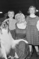 Jayne Mansfield, 1957 – a skót kockás kötényruhát és magas nyakú inget viselő színésznő jól összeöltözött lányával, Jayne Marie-val. Mansfield családjával éppen a hollywoodi karácsonyi parádén vett részt ekkor.