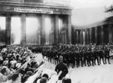 Az SS tagjai menetelnek a Brandenburgi kapunál Berlinben,1933. augusztus 14.