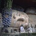 A nirvanába lépő, fekvő Buddha, előtte tanítványai. A Paoting-hegyi faragványok részlete, Kína, 12-13. század.