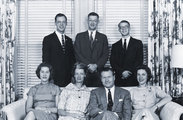 Nelson Rockefeller (ü) első feleségével, Mary Todhunter Clarkkal, és gyermekeikkel: Maryvel, Anne-nel, Stevennel, Rodmannal és Michaellal