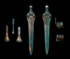 Véső, baltafejek, spirális karperecek és kardok, amelyek a nebrai koronggal együtt kerültek elő