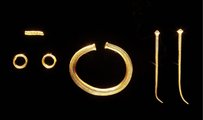Egy aranypirál, két gyűrű, egy karkötő és két ruhatű a leubingeni királysírból