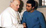 II. János Pál meglátogatja Mehmet Ali Ağcát a börtönben