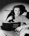 Judy Garland egy (fiktív) rémisztő könyvet olvas – stílusosan egy fekete macska társaságában