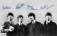 A Beatles 1964 körül (b-j): Paul McCartney, Ringo Starr, George Harrison (1943-2001) és John Lennon (1940-1980)