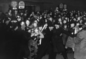 Rendőrök próbálnak visszatartani megvadult Beatles-rajongókat 1964-ben
