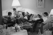 A Beatles tagjai Brian Epsteinnel (k) egy párizsi hotelszobában, 1964.