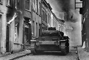 Német harckocsi egy francia város utcáján, 1940.