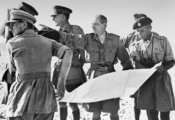A brit 8. hadsereg új parancsnoka, Bernard Montgomery (k, mutat), meglátogatja a 22. páncélos dandárt Egyiptomban, 1942 augusztusában