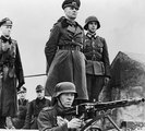Rommel más német tisztekkel együtt szemléli a parti védműveket Normandiában, 1944.